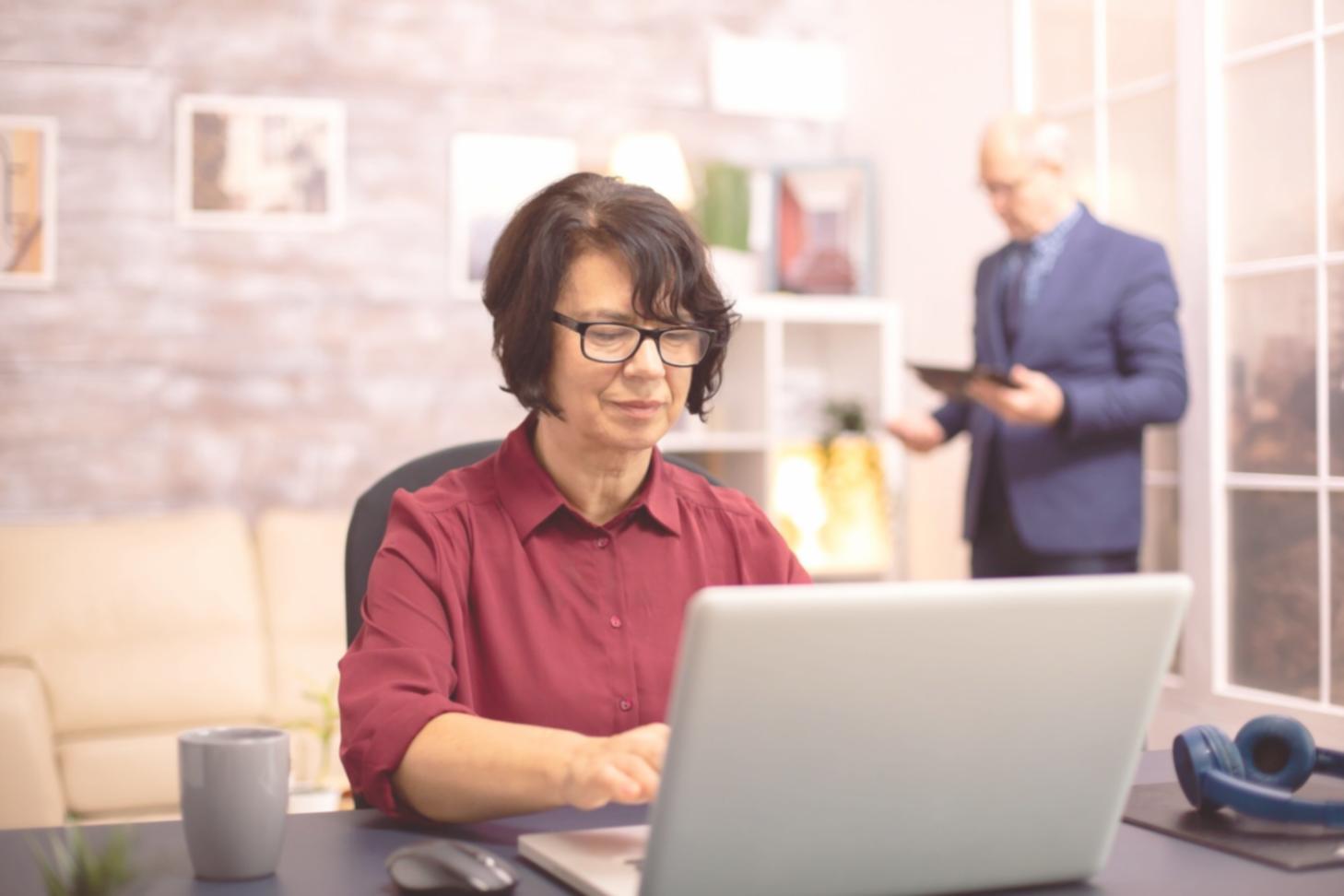 Gruppe von Lernenden bei der gemeinsamen Arbeit an Finanzanalysen
